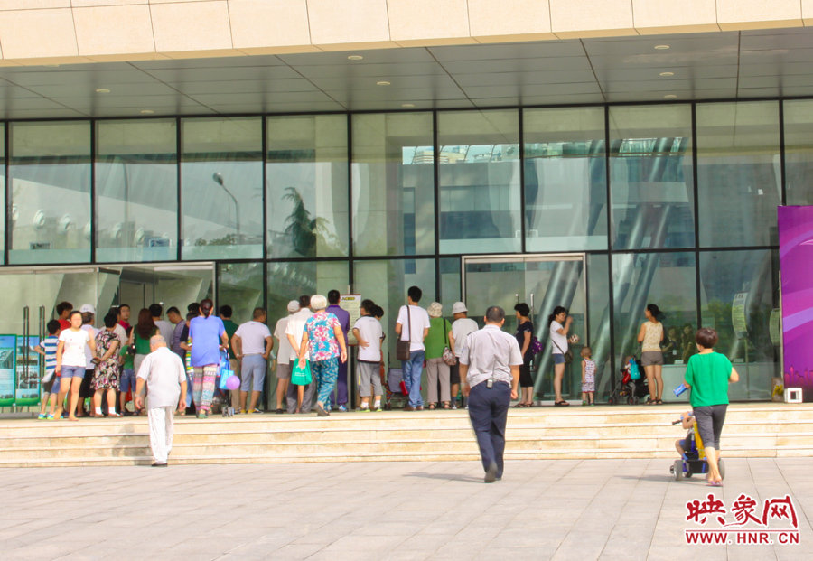 開館時間還沒到，門口已經有不少等待的讀者