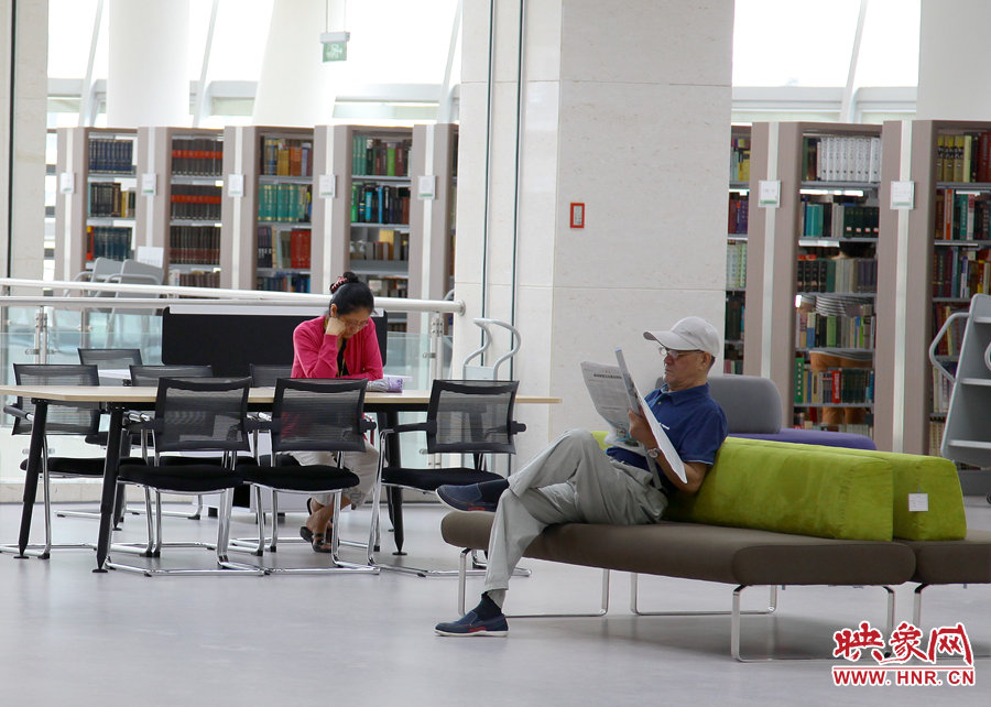 閱讀區有沙發，有桌椅，讓讀者有了更多的選擇。