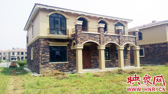 這里的別墅有兩層的，也有三層的，主體、裝修都已經(jīng)完工