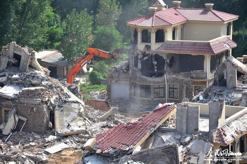 2013年8月18日，在黃河南岸鄭州市惠濟區花園口鎮申莊村，違規修建的別墅正在被拆除。張濤/東方IC