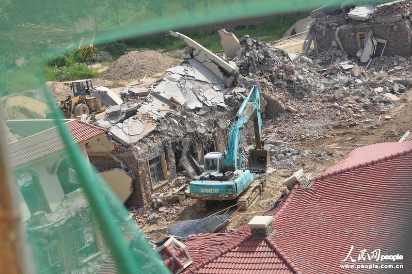 2013年8月18日，在黃河南岸鄭州市惠濟區花園口鎮申莊村，違規修建的別墅正在被拆除。張濤/東方IC