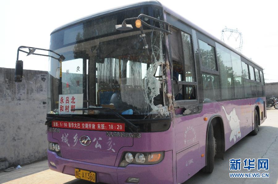 事發公交車左前方的擋風玻璃破了一個大洞（8月20日攝）。