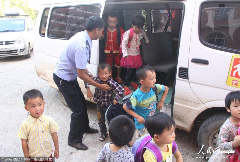 河南一面包車(chē)當(dāng)校車(chē)嚴(yán)重超載 6座擠著28個(gè)孩子
