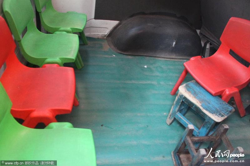 河南一面包車(chē)當(dāng)校車(chē)嚴(yán)重超載 6座擠著28個(gè)孩子