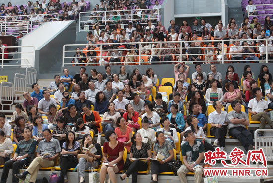 來自各地的老師認真觀看大屏幕上的系統操作演示