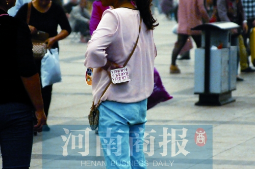 火車站廣場，一女子拿著寫有不同房型價位的卡片在拉客，不少市民抱怨，受過此類“騷擾”