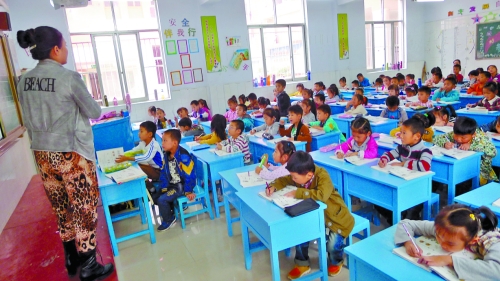 有的課桌直抵講臺,學生眼睛離黑板非常近。 有的課桌直抵講臺,學生眼睛離黑板非常近。