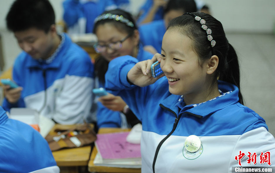 圖為一同學正在試手機的通話功能。 圖為一同學正在試手機的通話功能。