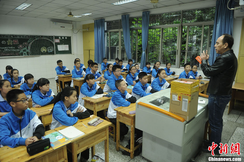 圖為老師正在向同學們講解用非智能手機對他們的好處。 圖為老師正在向同學們講解用非智能手機對他們的好處。