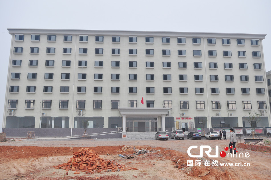 2013年10月21日，長(zhǎng)沙云蓋村欠債千萬(wàn)新建的豪華村部樓。
