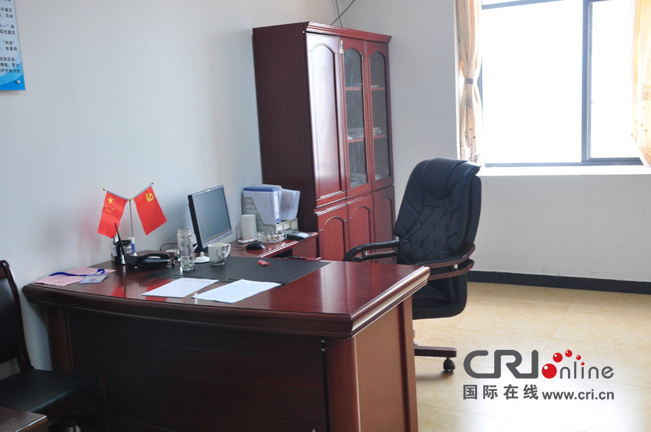 2013年10月21日，長(zhǎng)沙云蓋村欠債千萬(wàn)新建的豪華村部樓。