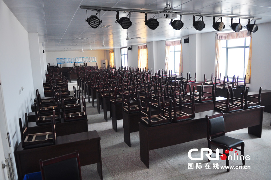 2013年10月21日，長(zhǎng)沙云蓋村欠債千萬(wàn)新建的豪華村部樓。