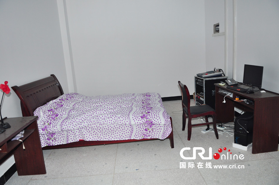 2013年10月21日，長(zhǎng)沙云蓋村欠債千萬(wàn)新建的豪華村部樓。