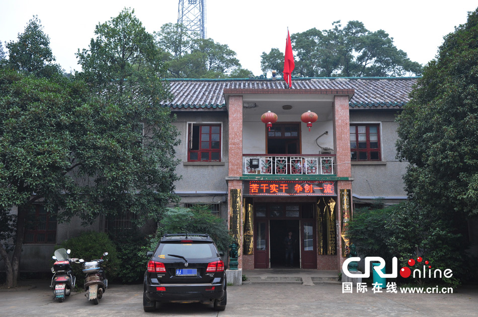 　2013年10月21日，這是蓮花鎮(zhèn)人民政府的辦公樓，和蓮花鎮(zhèn)云蓋村的辦公樓相比，寒酸不少。