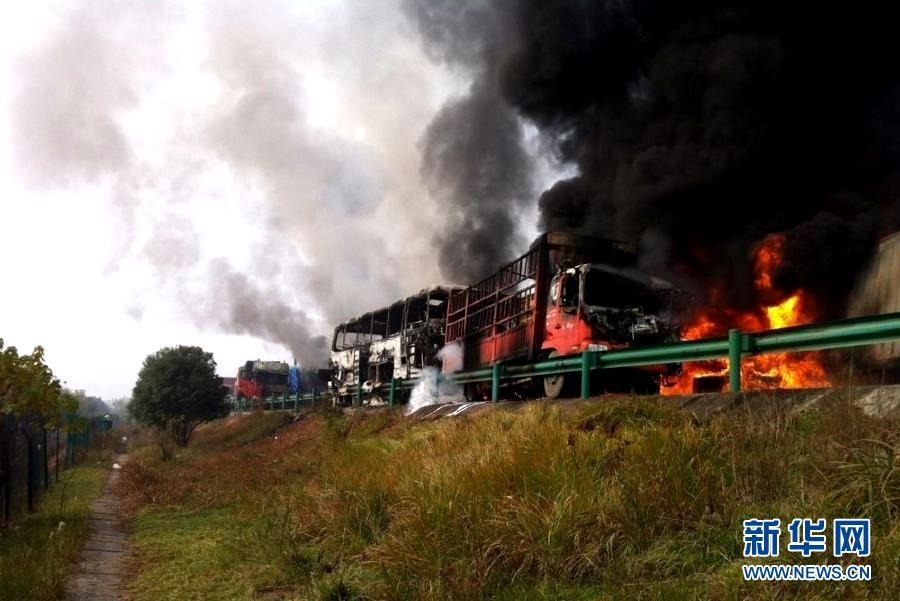 大霧致滬陜高速發生多起事故 20余車相撞多車起火