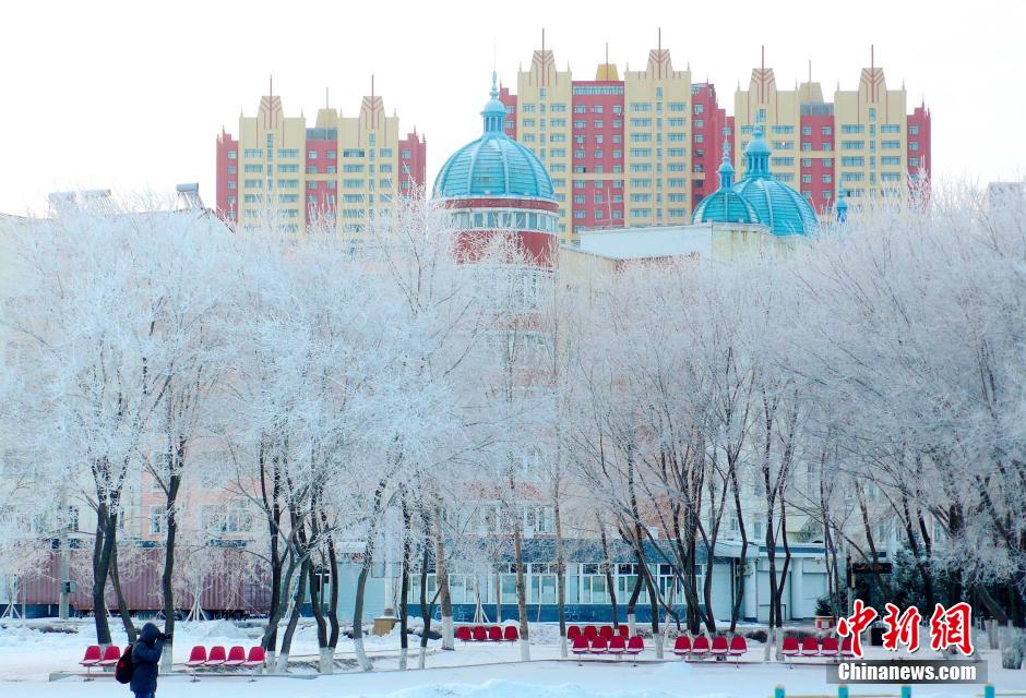 12月10日,受降溫天氣影響,黑河市黑龍江江畔出現(xiàn)綿延數(shù)公里的霧凇景觀。 12月10日,受降溫天氣影響,黑河市黑龍江江畔出現(xiàn)綿延數(shù)公里的霧凇景觀。