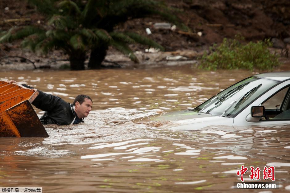 西班牙連日暴雨導致洪水泛濫 車輛被水淹沒