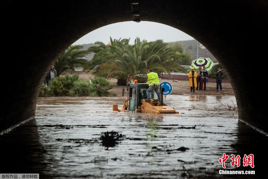 西班牙連日暴雨導致洪水泛濫 車輛被水淹沒
