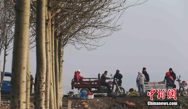 圖為12月1日，104國道靜?？h城附近，104國道靜海縣城附近，高速旁邊形成的黑市。田寶希 攝 圖片