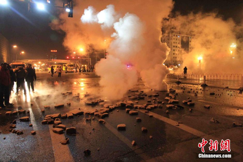 北京東單路口一地下熱力管道發生漏水事故