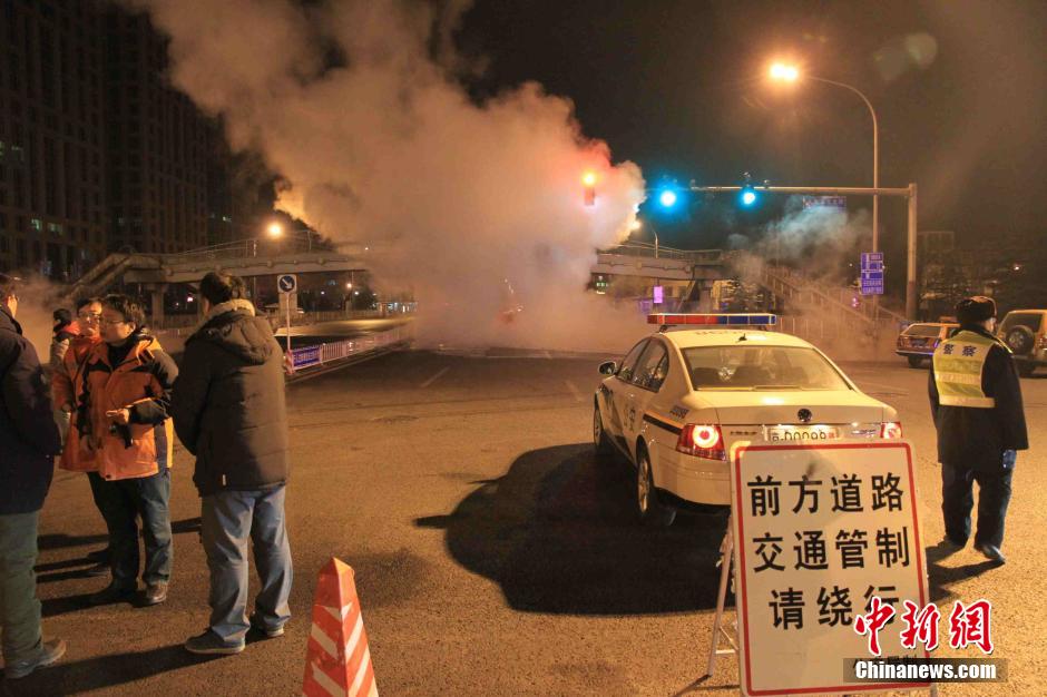 北京東單路口一地下熱力管道發生漏水事故