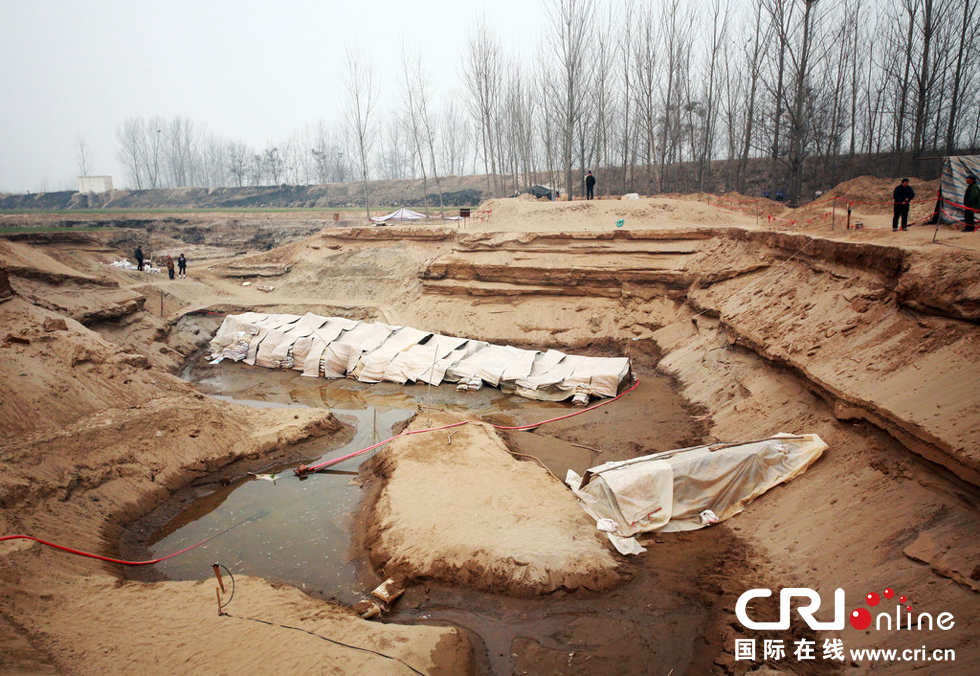 2014年1月6日，河南洛陽古沉船發(fā)掘現(xiàn)場，兩艘古沉船，一艘已經(jīng)挖掘出土，另一艘還有一半埋在沙丘里。