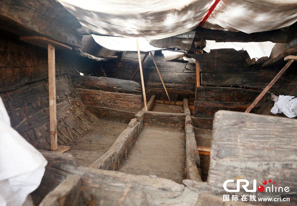 2014年1月6日，河南洛陽古沉船發(fā)掘現(xiàn)場，古沉船頭，船倉內(nèi)部。