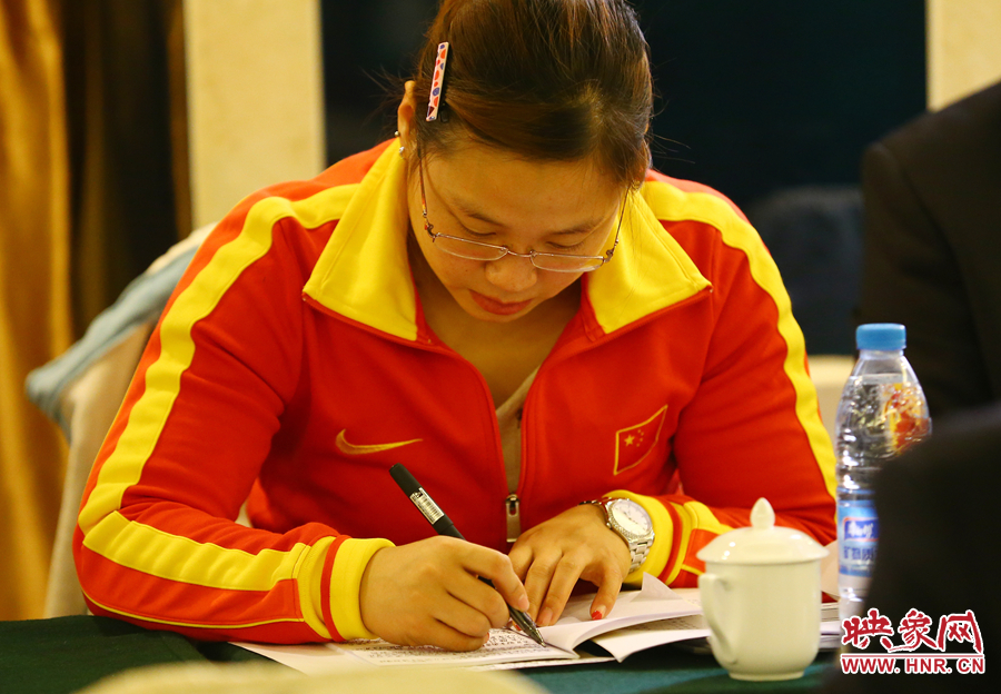 政協委員李雪英在小組會議上記錄筆記 政協委員李雪英在小組會議上記錄筆記