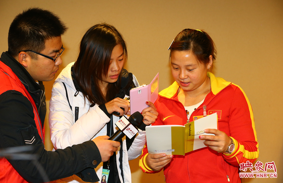 映象網記者現場采訪奧運冠軍李雪英 映象網記者現場采訪奧運冠軍李雪英