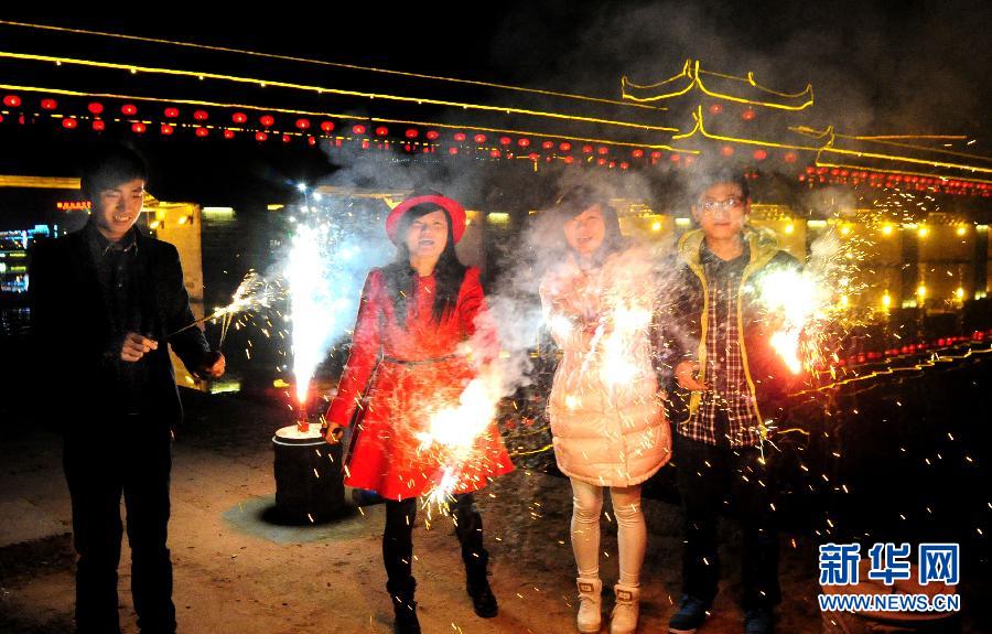 1月30日，浙江金華武義市民在燃放煙花，喜迎馬年春節。
