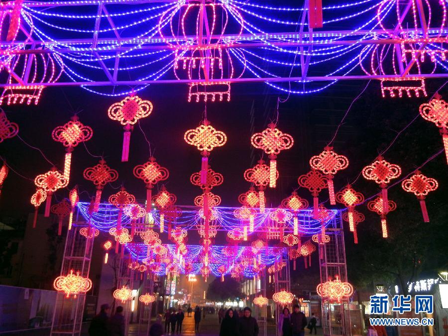 　1月30日，市民走在由中國結霓虹燈裝扮的蘇州街頭。