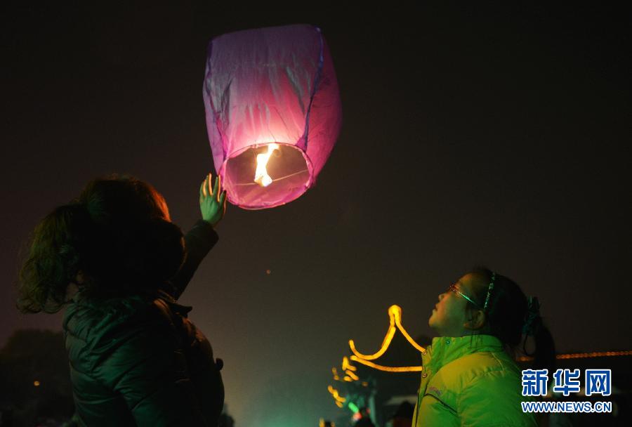 　1月30日，游客在江蘇省鎮江市金山公園門口放飛孔明燈。