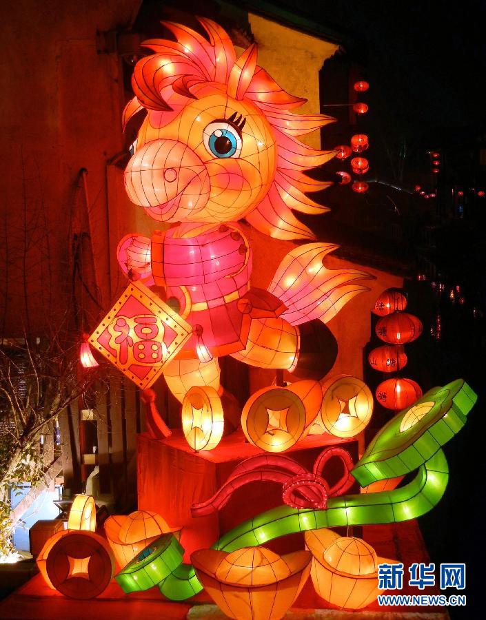 1月30日在蘇州山塘街拍攝的“福馬鬧春”彩燈景觀。