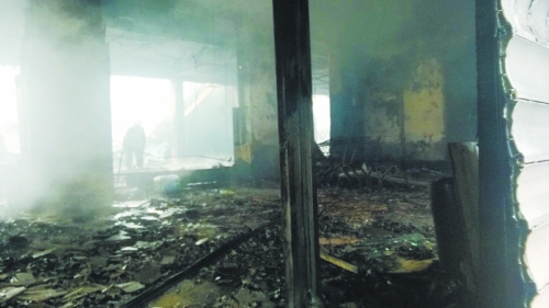 3.營(yíng)業(yè)大廳棚頂坍塌，貨物成灰。