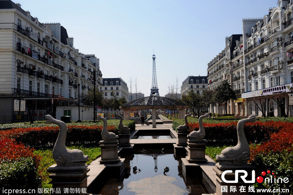 2014年3月21日,杭州天都城,農民在山寨埃菲爾鐵塔下耕作。圖片來源:東方IC 2014年3月21日,杭州天都城,農民在山寨埃菲爾鐵塔下耕作。圖片來源:東方IC