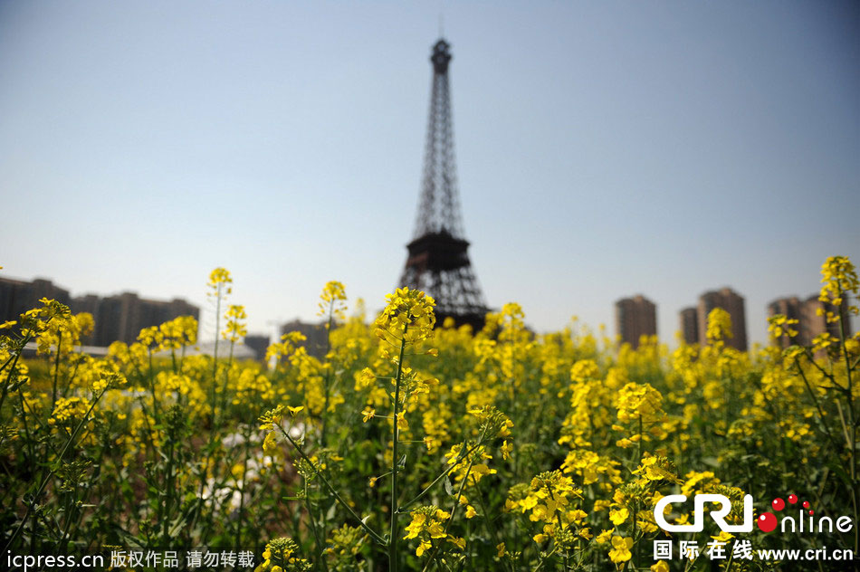 2014年3月21日,杭州天都城,農民在山寨埃菲爾鐵塔下耕作。圖片來源:東方IC 2014年3月21日,杭州天都城,農民在山寨埃菲爾鐵塔下耕作。圖片來源:東方IC