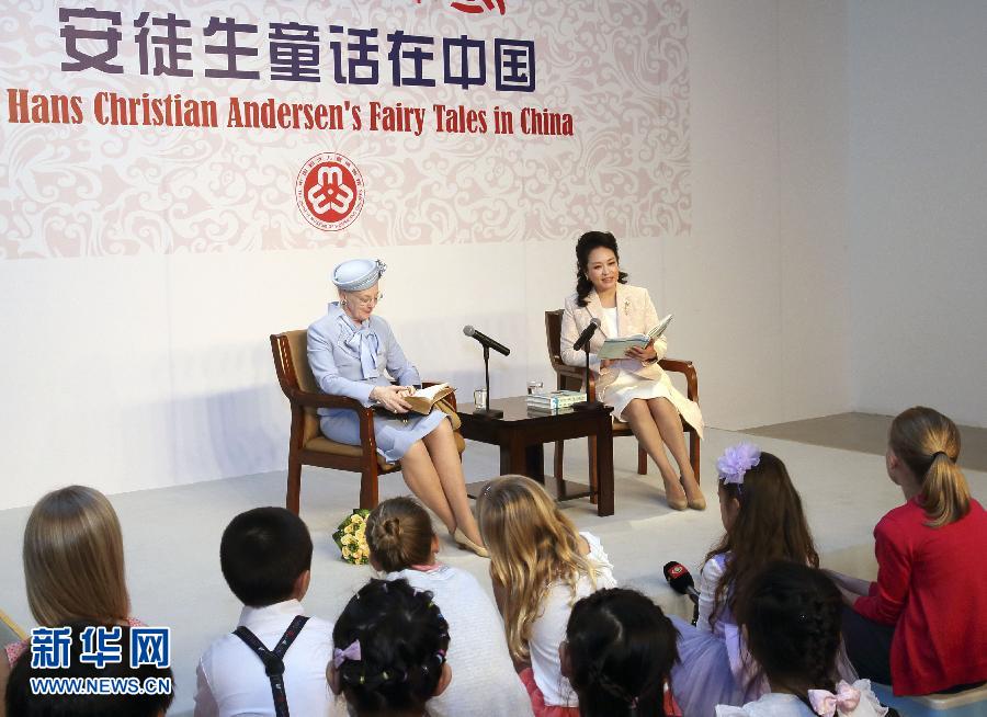 這是彭麗媛和瑪格麗特二世來到兩國孩子們當中，為孩子們朗讀安徒生童話《丑小鴨》選段。