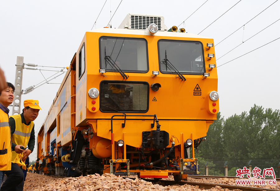 搗固穩定車對鐵軌進行最后的施工