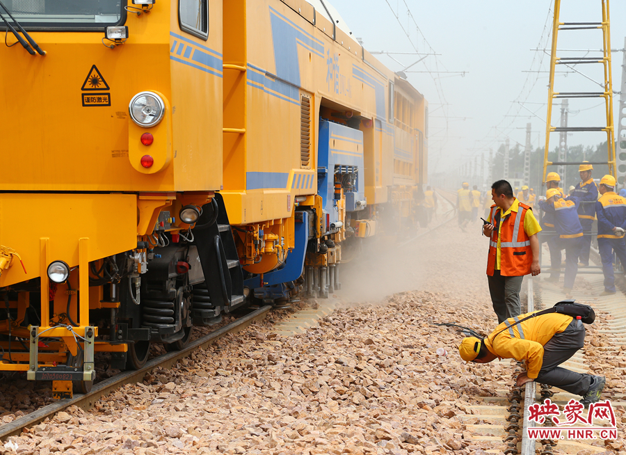 搗固穩定車正在進行作業