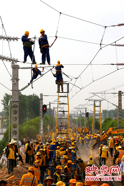 時間緊工程量大，工人們都加緊施工
