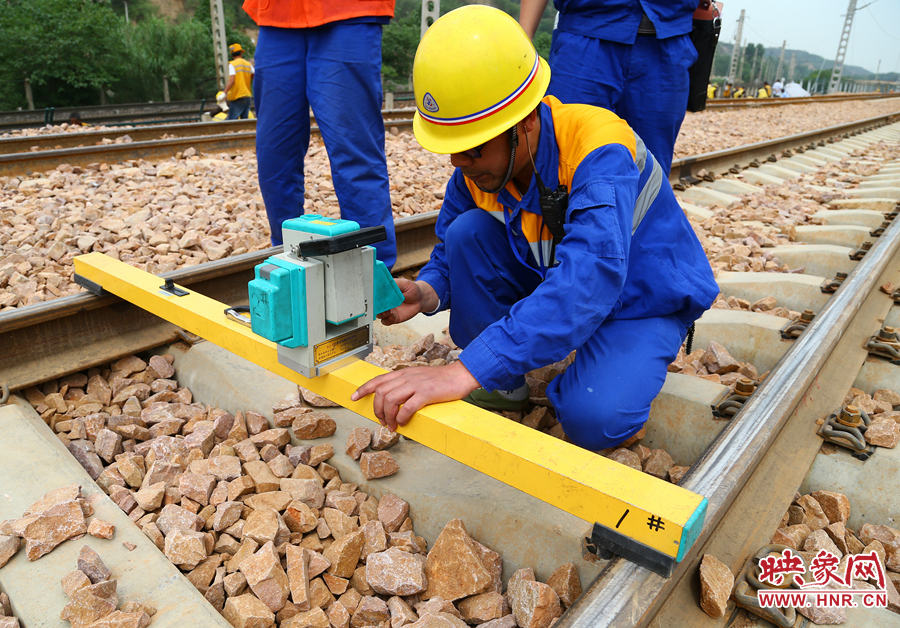 用激光接觸網檢測儀檢查每一個細節