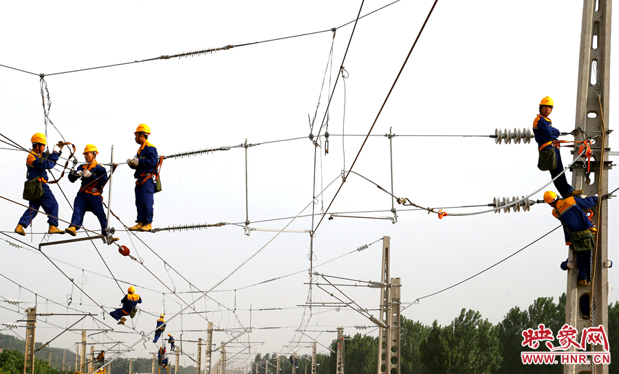 蜘蛛俠般的架線工人高空作業