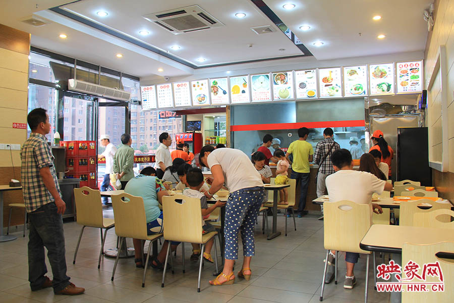 慶豐包子的金字招牌真不是蓋的,雖然店面還沒有正式營業(yè),已有許多食客慕名來吃包子。