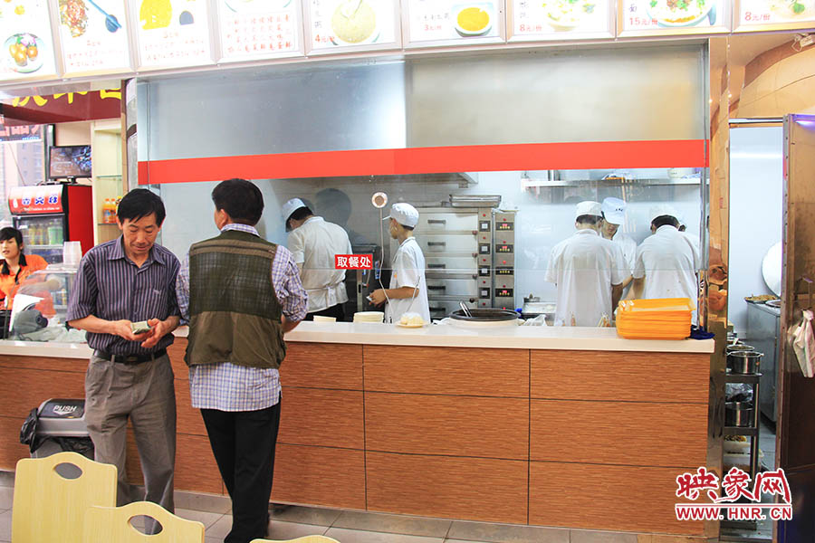 店面仍處于“試營業(yè)”狀態(tài),后廚的設備嶄新,看起來還算整潔。