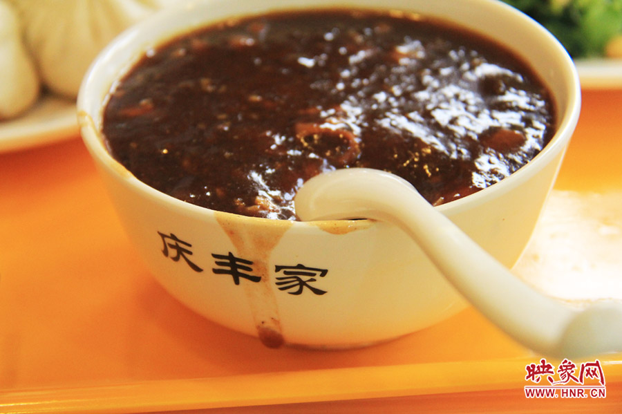 一碗炒肝,看上去也有滋有味。