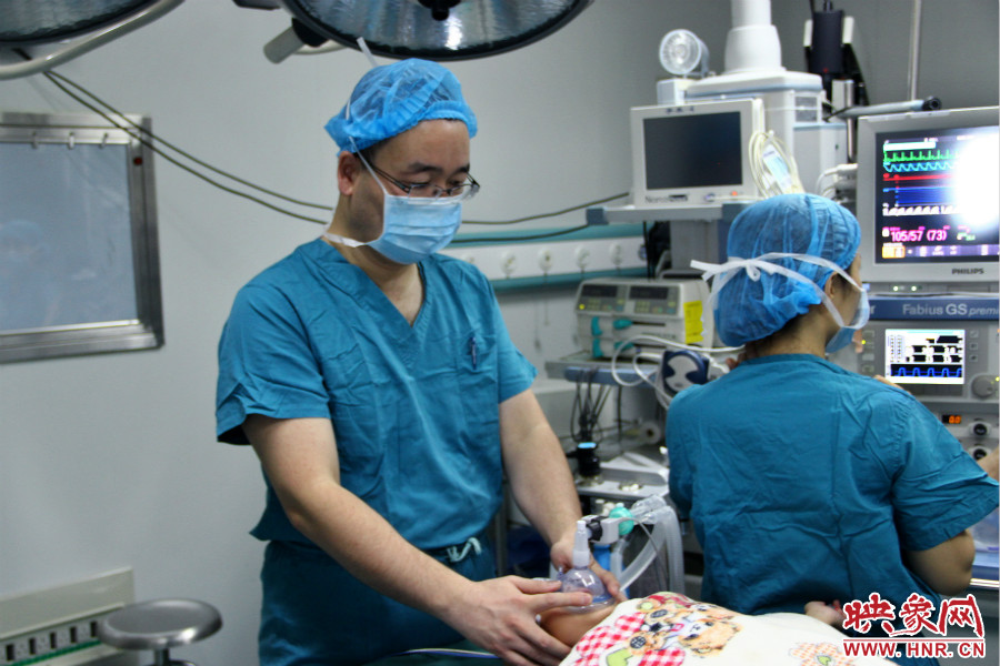 上午8點(diǎn)10分,小龍接受全身麻醉。 上午8點(diǎn)10分,小龍接受全身麻醉。