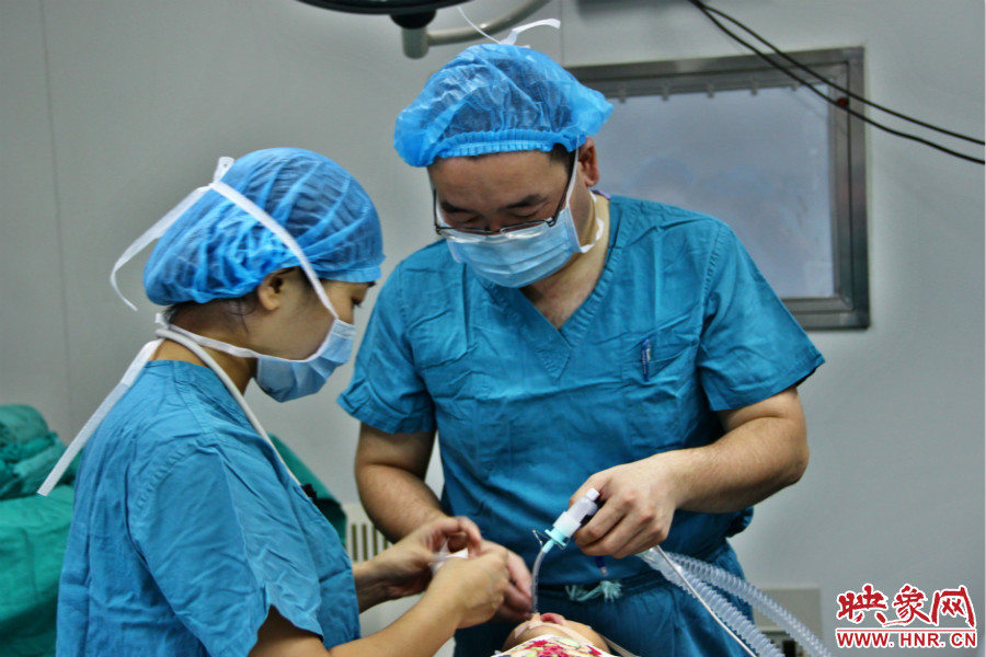 醫(yī)生正在對(duì)小龍進(jìn)行麻醉后的觀察。 醫(yī)生正在對(duì)小龍進(jìn)行麻醉后的觀察。