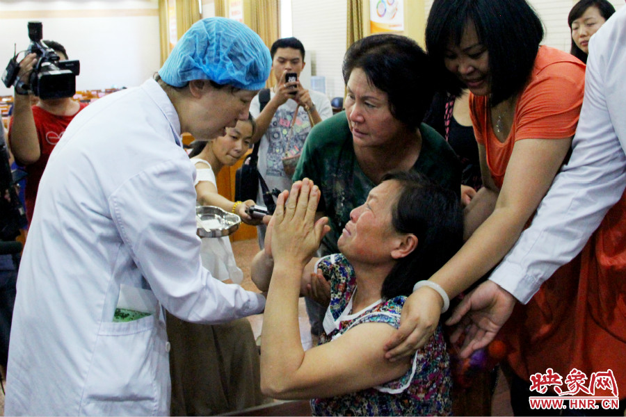 當(dāng)?shù)弥↓埬X部的鋼針成功取出,馮書(shū)想的情緒有些激動(dòng)。 當(dāng)?shù)弥↓埬X部的鋼針成功取出,馮書(shū)想的情緒有些激動(dòng)。