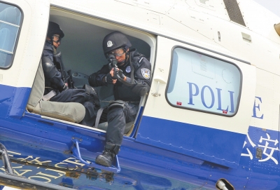 遇緊急情況,機載狙擊手可實施對地打擊。 遇緊急情況,機載狙擊手可實施對地打擊。