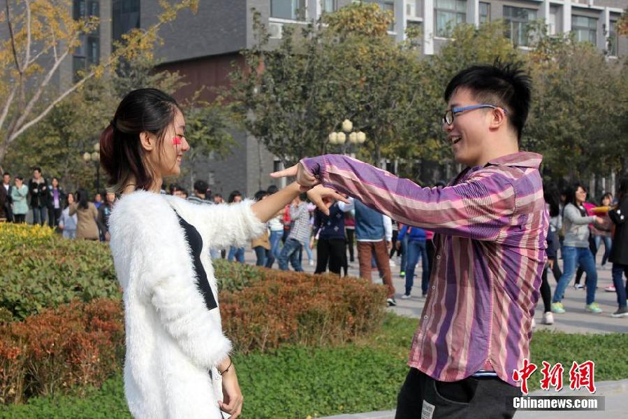 11月11日，河南財經政法大學校園內，300名在校大學生在上演了一出“光棍”也瘋狂的“快閃”大戲。